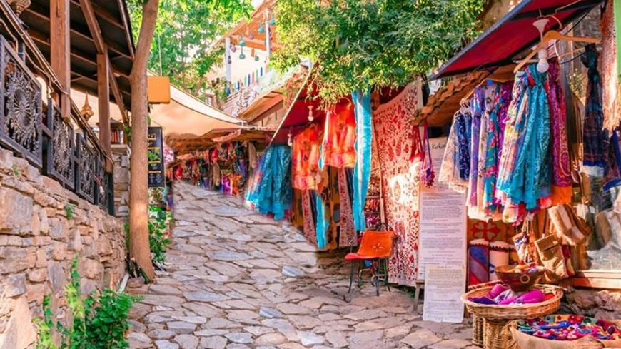 İzmir’e Bir Adım Uzakta Saklı Cennet! Şirince’nin Taş Sokaklarında Huzur ve Ege Lezzetleri!