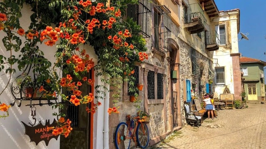 Ege’de Saklı Cennet! Küçükköy’ün Taş Evleri, Galerileri ve Kokulu Sokakları